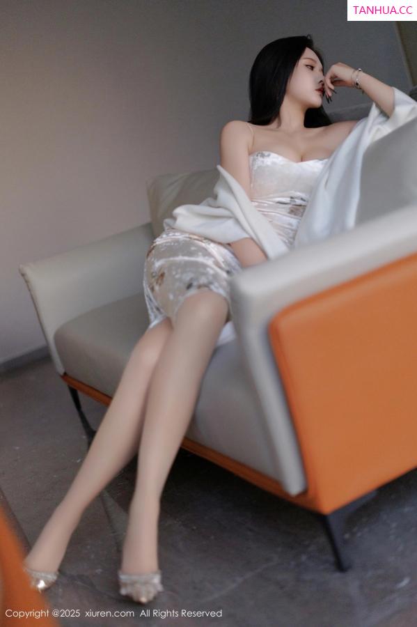 小娜比  [XiuRen]高清写真图 2025.02.18 No.9899 娜比 丝袜美腿第19张图片